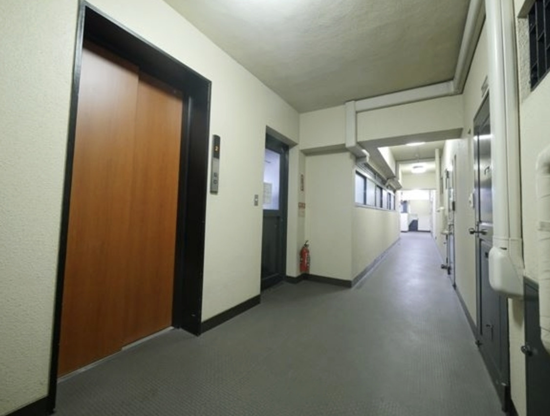 東和ビルのロビー