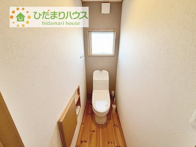 【トイレ】 | 取手市桜が丘3丁目　中古戸建 | 小窓が付いているので、トイレも明るい空間になっております♪