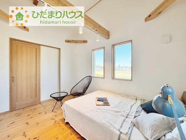 【寝室】 | 取手市桜が丘3丁目　中古戸建 | 天井の高い主寝室♪ゆっくりと過ごせる大人のくつろぎ空間！