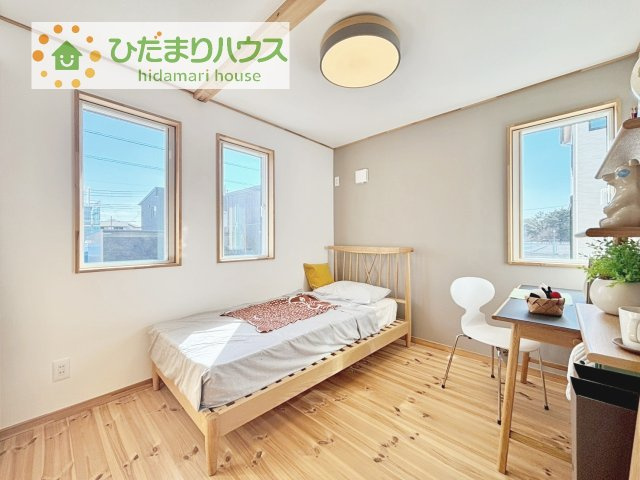 【洋室】 | 取手市桜が丘3丁目　中古戸建 | 窓が多く、明るい空間を演出してくれます(*^^*)