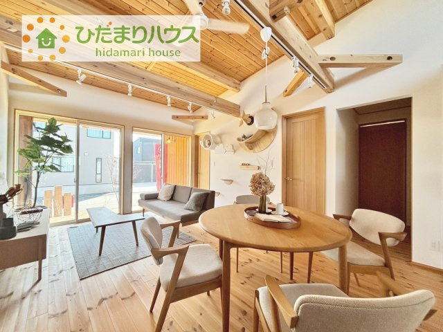 【居間・リビング】 | 取手市桜が丘3丁目　中古戸建 | リビングの大きな窓からは、暖かな日の光が降り注ぎます・・・