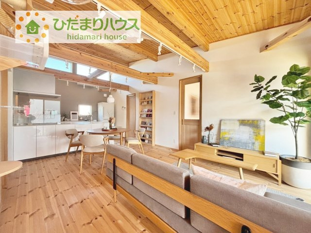 【居間・リビング】 | 取手市桜が丘3丁目　中古戸建 | 太陽の日差しがたっぷり入るリビング☆家族の笑い声が響く、一家団らんにふさわしいリビングです(^^♪