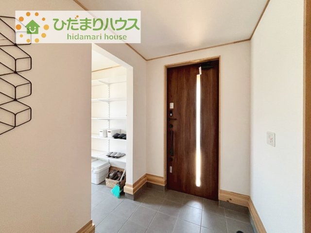 【玄関】 | 取手市桜が丘3丁目　中古戸建 | 毎日「行ってきます」「ただいま」をいう玄関は明るく光が差し込みます♪