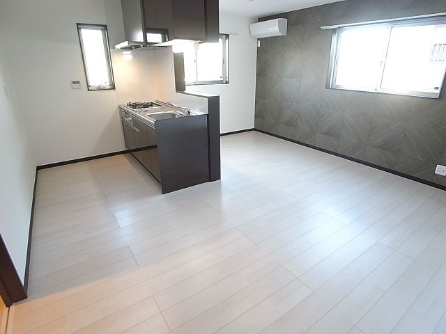 KARIN会下山の居間・リビング|お洒落なデザインの壁紙のリビング、窓が多く明るいです