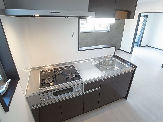 KARIN会下山のキッチン|カウンターシステムキッチン、3口ガスコンログリル付き