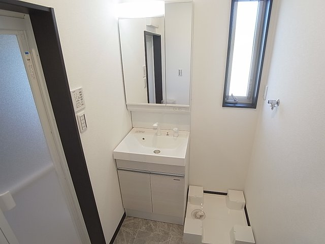 KARIN会下山の洗面所|シャワー付きの独立洗面台、脱衣所にも小窓完備