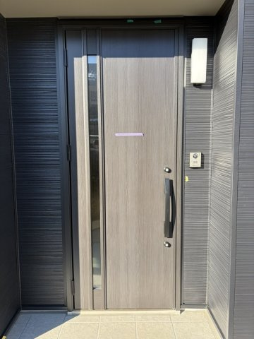 横田4丁目　中古住宅の玄関