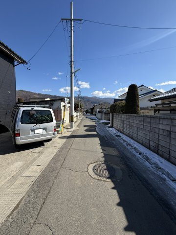 横田4丁目　中古住宅の前面道路含む現地写真