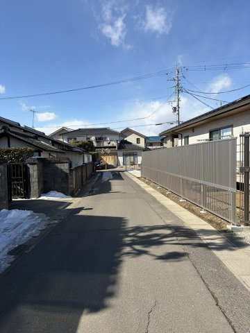 横田4丁目　中古住宅の前面道路含む現地写真