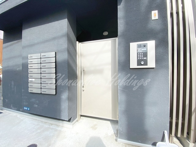 ロワール六浦壱番館のエントランス|オートロック付