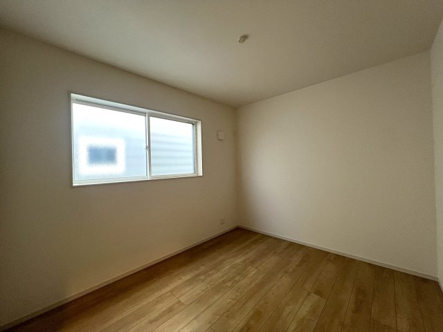 推しはどっち？ヨーロピアン風なKAWAII界隈の新築戸建♪【座間市小松原2丁目】の洋室|個人の部屋や寝室として使える洋室です