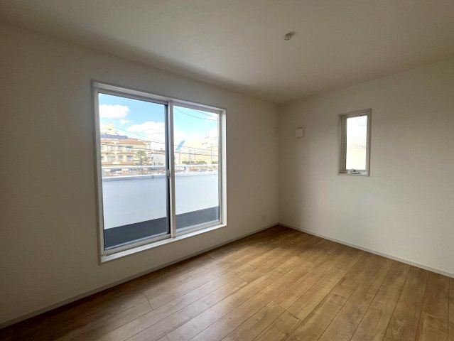 推しはどっち？ヨーロピアン風なKAWAII界隈の新築戸建♪【座間市小松原2丁目】の洋室|使い勝手のいい洋室です