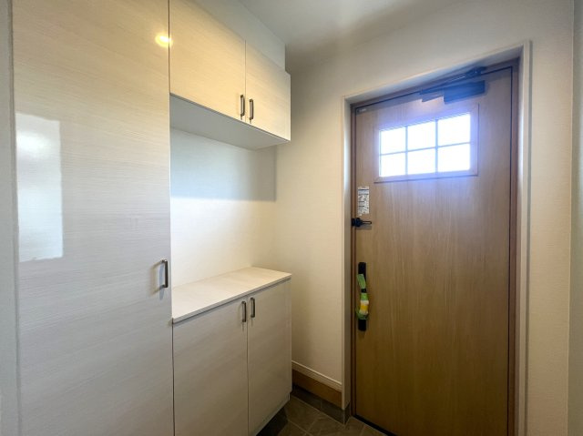 推しはどっち？ヨーロピアン風なKAWAII界隈の新築戸建♪【座間市小松原2丁目】の玄関|シンプルで使いやすい玄関です