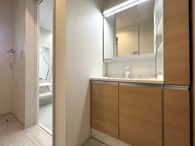 推しはどっち？ヨーロピアン風なKAWAII界隈の新築戸建♪【座間市小松原2丁目】の独立洗面台|独立洗面台、小物を置くことができて便利です