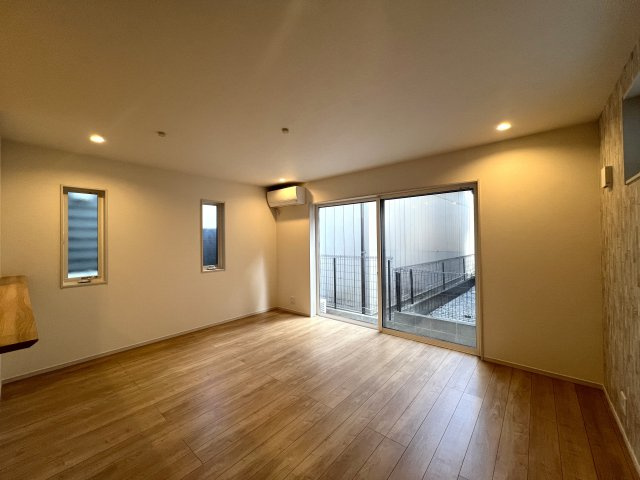 推しはどっち？ヨーロピアン風なKAWAII界隈の新築戸建♪【座間市小松原2丁目】の居間・リビング|ゆったりとしたリビングです