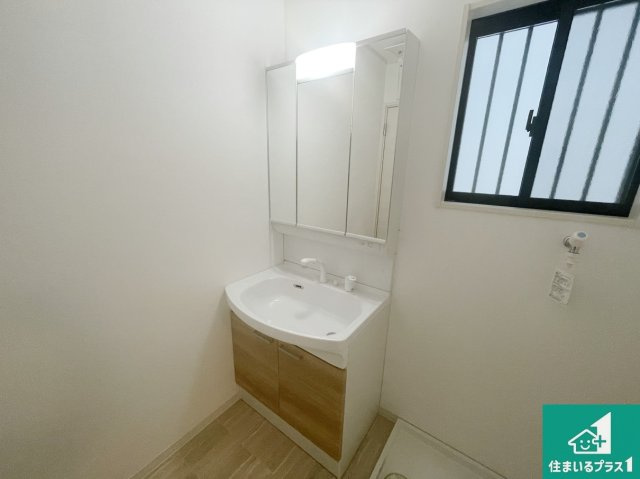 京都市伏見区久我御旅町　第31期　新築未入居の独立洗面台|清潔感のある洗面台です。フラットな鏡は掃除がしやすく毎日清潔！鏡裏には収納があるのでスッキリとした洗面台が保てます。