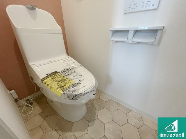 京都市伏見区久我御旅町　第31期　新築未入居のトイレ|1・2階の2ヶ所にあるので、朝の忙しい時間の順番待ちもなく、深夜の利用にも大変便利です。