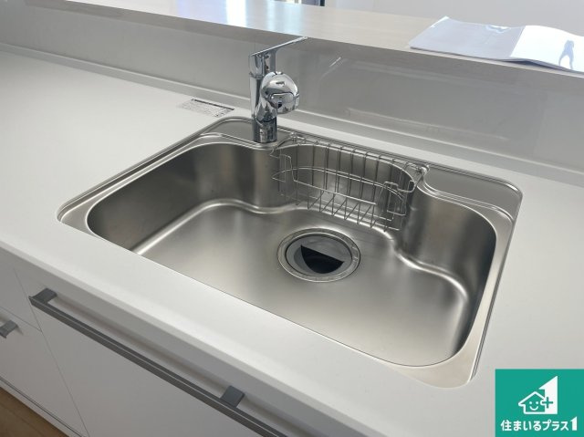 京都市伏見区久我御旅町　第31期　新築未入居の設備|蛇口の先端に浄水器を内蔵しています！原水と浄水、お湯と冷水、シャワーの切替えがワンタッチなので用途によって使い分けられます。