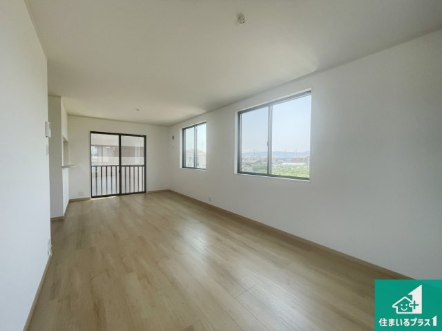 京都市伏見区久我御旅町　第31期　新築未入居の居間・リビング|シンプルなリビングは家具次第で雰囲気を変えることができます！