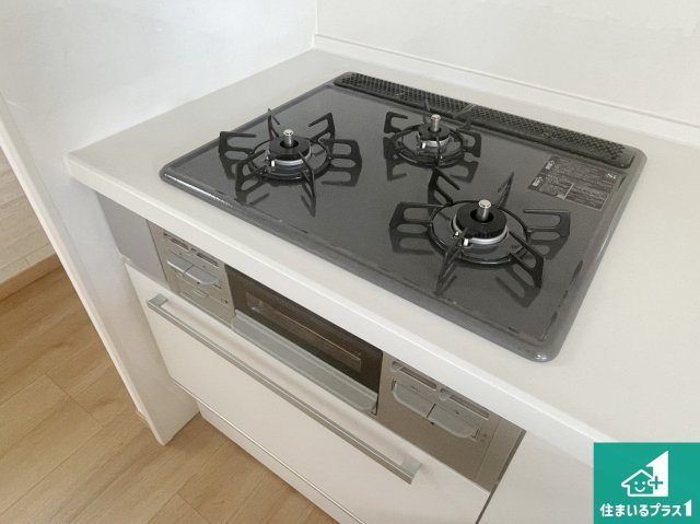 京都市伏見区久我御旅町　第31期　新築未入居の設備|ダブル高火力Ｓｉセンサー付きコンロ！３口あるので、まとめて料理をする時も大活躍！