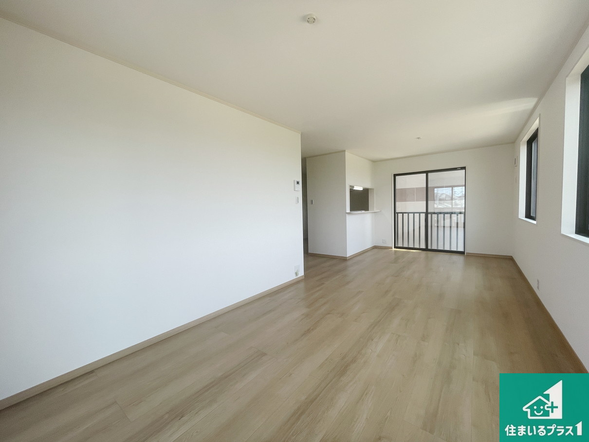 京都市伏見区久我御旅町　第31期　新築未入居の居間・リビング|広く明るい、リビングは子育て中のお母さんも安心の対面キッチン。忙しいお母さんに嬉しい水回りが集約された家事導線が短く済む設計！