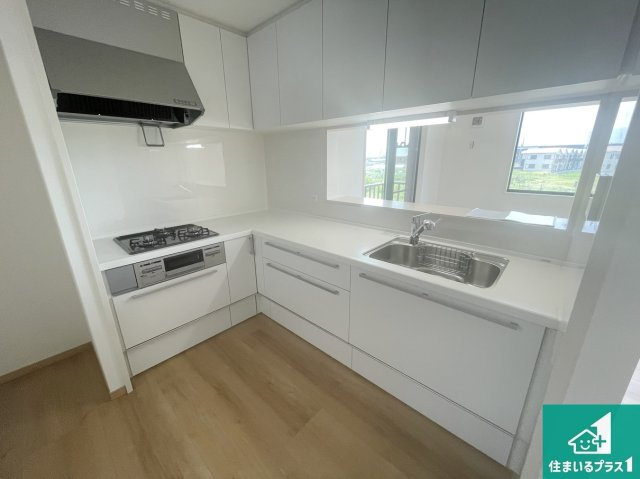 京都市伏見区久我御旅町　第31期　新築未入居のキッチン|子供を見守りながらお料理が出来るため家族のコミュニケーションか増えます♪スペースが広く確保されている為お子様が大きくなったときは一緒に料理を楽しめます♪