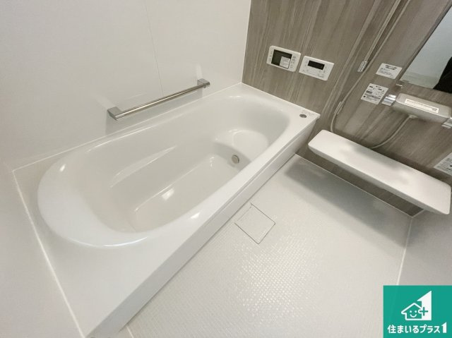 京都市伏見区久我御旅町　第31期　新築未入居の浴室|足をゆったり伸ばして寛げる浴槽です。窓が設けられていますので差し込む光が明るく穏やかな雰囲気にしてくれます♪浴室乾燥機も設置しているので、雨の日の洗濯物も安心です♪