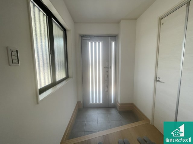 京都市伏見区久我御旅町　第31期　新築未入居の玄関|シューズボックスにはたくさんの靴が収納できるので玄関周りはいつもスッキリ！ご家族が増えても安心！