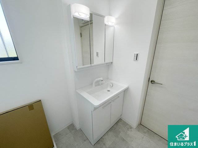 京都市伏見区久我御旅町　第31期　新築一戸建ての独立洗面台|清潔感のある洗面台です。フラットな鏡は掃除がしやすく毎日清潔！鏡裏には収納があるのでスッキリとした洗面台が保てます。