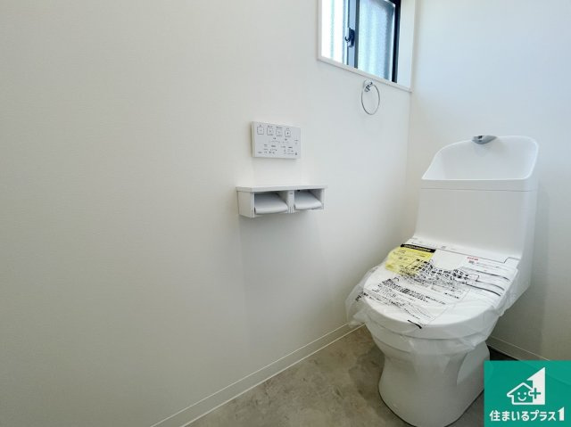 京都市伏見区久我御旅町　第31期　新築一戸建てのトイレ|1・2階の2ヶ所にあるので、朝の忙しい時間の順番待ちもなく、深夜の利用にも大変便利です。