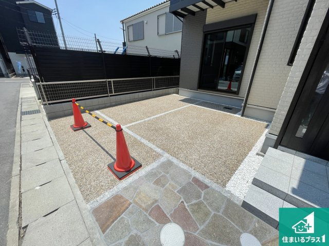 京都市伏見区久我御旅町　第31期　新築一戸建ての駐車場|前面道路広々で車の出し入れも便利です。駐車が苦手な方でも安心して車庫入れできます！