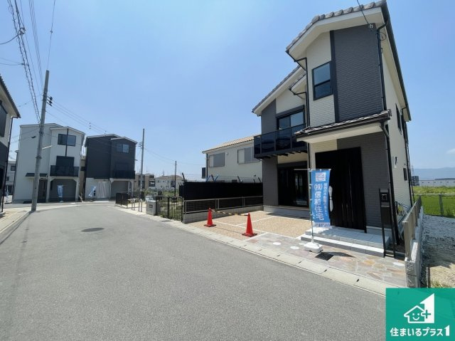 京都市伏見区久我御旅町　第31期　新築一戸建ての前面道路含む現地写真|周辺は閑静な住宅街！前面道路広々で車の出し入れも便利です。駐車が苦手な方でも安心して車庫入れできます！
