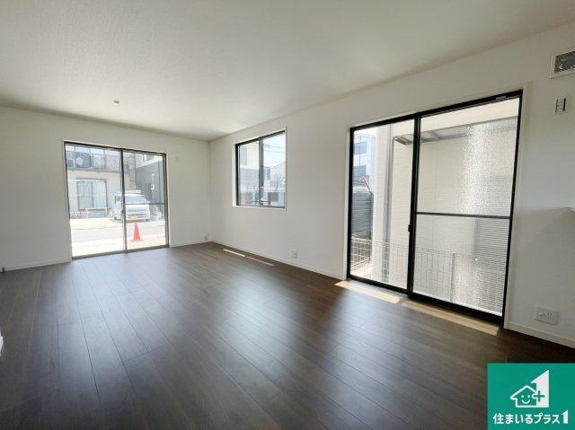 京都市伏見区久我御旅町　第31期　新築一戸建ての居間・リビング|シンプルなリビングは家具次第で雰囲気を変えることができます！