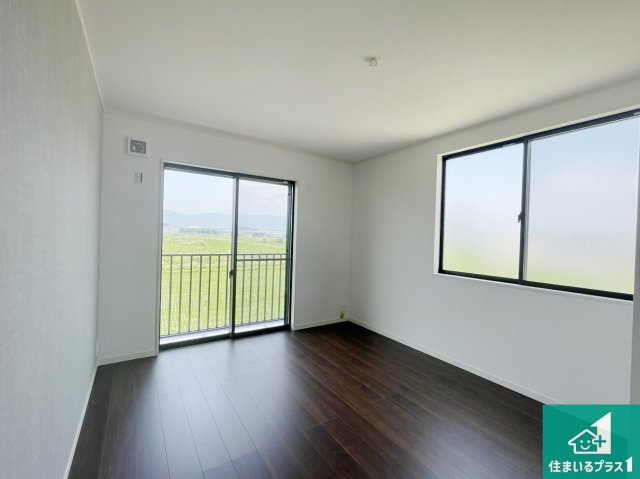 京都市伏見区久我御旅町　第31期　新築一戸建ての洋室|ウォークインクローゼット付きで生活スペースもスッキリできます。各居室にも収納がありますので、お子様の衣類やおもちゃなどもしっかり収納できます。