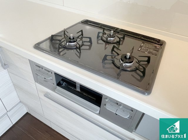 京都市伏見区久我御旅町　第31期　新築一戸建ての設備|ダブル高火力Ｓｉセンサー付きコンロ！３口あるので、まとめて料理をする時も大活躍！