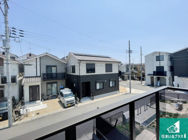 京都市伏見区久我御旅町　第31期　新築一戸建てのバルコニー|南側に面したバルコニーですので明るい日差しを取り込み洗濯物をしっかり乾かしてくれます。