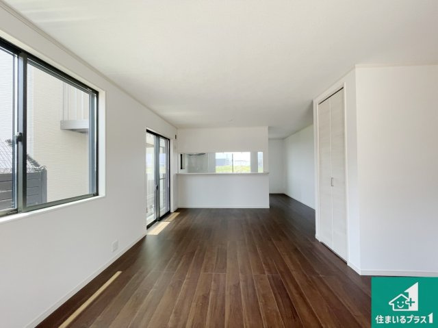 京都市伏見区久我御旅町　第31期　新築一戸建ての居間・リビング|広く明るい、リビングは子育て中のお母さんも安心の対面キッチン。忙しいお母さんに嬉しい水回りが集約された家事導線が短く済む設計！