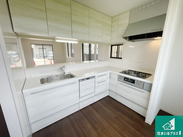 京都市伏見区久我御旅町　第31期　新築一戸建てのキッチン|子供を見守りながらお料理が出来るため家族のコミュニケーションか増えます♪スペースが広く確保されている為お子様が大きくなったときは一緒に料理を楽しめます♪