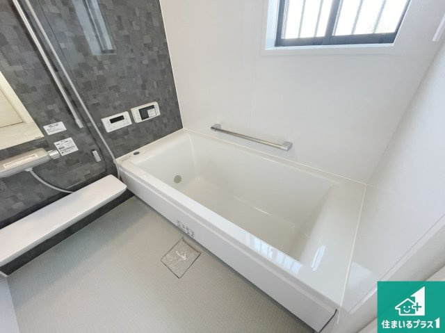 京都市伏見区久我御旅町　第31期　新築一戸建ての浴室|足をゆったり伸ばして寛げる浴槽です。窓が設けられていますので差し込む光が明るく穏やかな雰囲気にしてくれます♪浴室乾燥機も設置しているので、雨の日の洗濯物も安心です♪