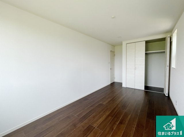 京都市伏見区久我御旅町　第31期　新築一戸建ての洋室|シンプルな洋室は、自分好みのインテリアが楽しめます♪ご家族とインテリアや家具を選びに行くのは新築購入時の醍醐味の一つです。ぜひお楽しみください♪