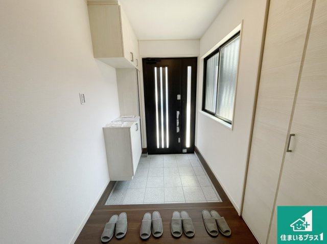 京都市伏見区久我御旅町　第31期　新築一戸建ての玄関|シューズボックスにはたくさんの靴が収納できるので玄関周りはいつもスッキリ！ご家族が増えても安心！