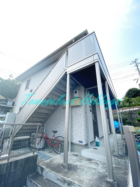 鎌倉市笛田４丁目のアパートのエントランス