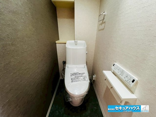 エルシエロ日進天空の館のトイレ|【高機能トイレ】
◆高機能トイレの多くは便器のフタの開閉が自動であり、使用後に手動で水を流す面倒もなく非常に便利です。スタイリッシュな見た目で、お掃除しやすく、節水効果が高いです。　　　　　　　　　　