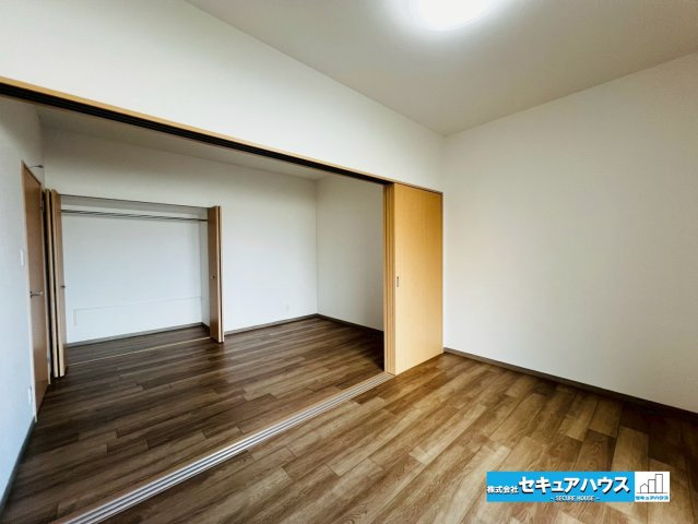 エルシエロ日進天空の館の洋室|【洋室】
◆6帖洋室の引き戸を開ければ広々とした12帖の洋室として利用できます♪
◆子供の成長に合わせてや、来客時に合わせて等用途に合わせてお部屋を使うことが出来るためとても便利です。　　　　　　　　