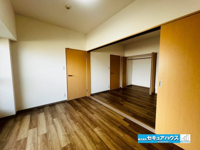 エルシエロ日進天空の館の洋室|【洋室】
◆家族一人ひとりの大切なプライベート空間。趣味に合わせて使って頂けるようシンプルに仕上げてあります。暮らし心地を大きく左右する収納を、適材適所に配置し使い勝手を考慮しました。　　　　　　　　