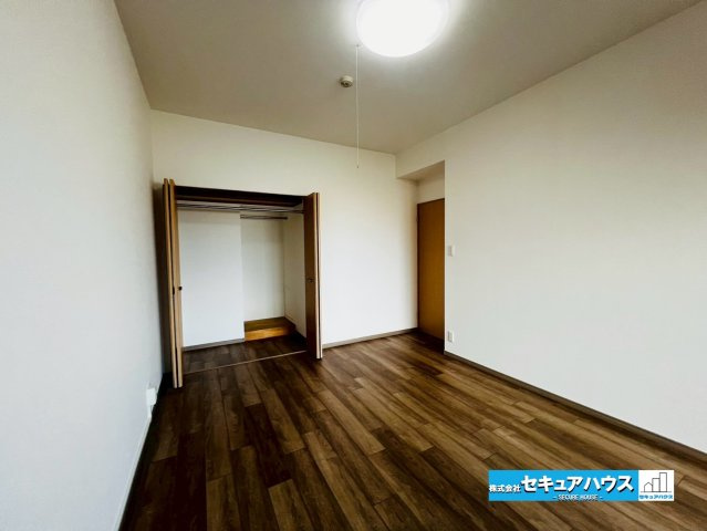 エルシエロ日進天空の館の洋室|【洋室】
◆お子様のお部屋や主寝室、来客時の宿泊室、趣味のお部屋としてもご利用いただけます♪
◆奥行のあるクローゼットです。2本のハンガーパイプがあるため、お洋服を沢山収納することができます。　　　　