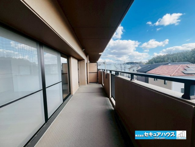 エルシエロ日進天空の館のバルコニー|【バルコニー】
◆見晴らしもよく、太陽の温かな温もりをめいっぱい受け止めてくれます。
太陽の光と爽やかな風を受けたお洗濯物はあっという間に乾き、取りこむ時には太陽の匂いを感じられそうですね。　　　　　