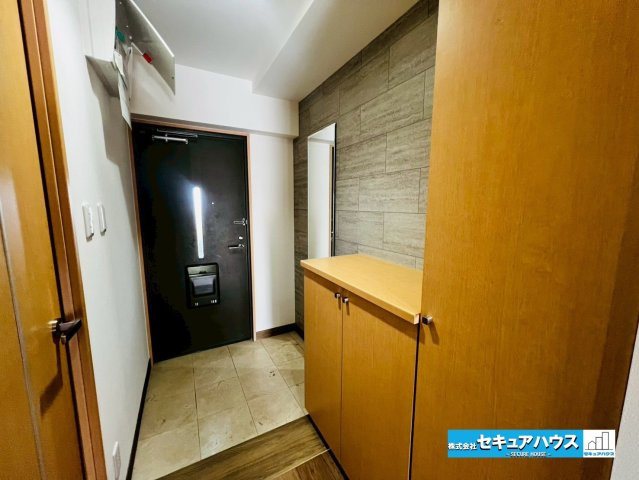 エルシエロ日進天空の館の玄関|【玄関】
◆収納豊富な玄関です。玄関周りがスッキリと片付きます。
◆鏡付きのためお家を出る前に身だしなみをチェックできます。
◆アクセントクロスにより奥行が生まれ、広く見えます。　　　　　　　　　　　