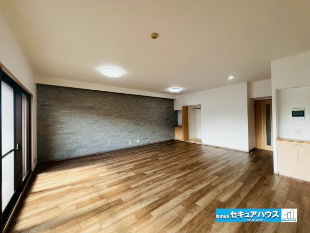 エルシエロ日進天空の館の居間・リビング|【LDK30.2帖】
◆通学から帰宅し、リビングルームで会話を楽しむ子ども達。リビングから臨む景色は太陽色に染まり、解放感溢れゆったりとしたひと時を過ごすことが出来る素敵な空間です。　　　　　　　　　