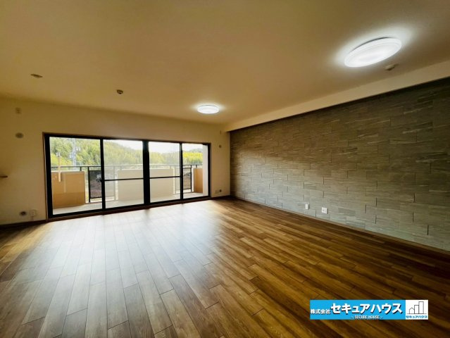 エルシエロ日進天空の館の居間・リビング|【LDK30.2帖】
◆日当たり良好な南向きのリビングは家族の団らんスペースになります。
◆アクセントクロスによりお洒落な空間に仕上がっています。
◆30帖あるため大きなソファや家具を置くことも可能！